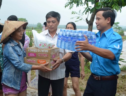  ảnh: Đồng chí Trần Xuân Anh - Phó Bí thư Tỉnh đoàn và đại diện chính quyền địa phương trao quà cho bà con nhân dân